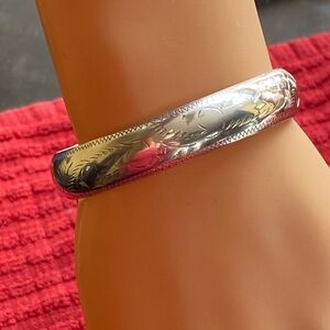 O-15:  Very nice high polished etched hinged bangle 1/2” - 11mm! 925 Silver 2.5”